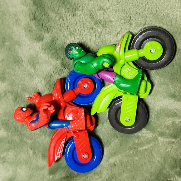 2 super heros, Spiderman and the Hulk on motorcycles, removable - Picture 1 of 5